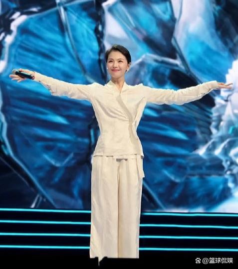 刘涛参加大湾区音乐会彩排，一袭白衣礼服凸显典雅，端庄大气！