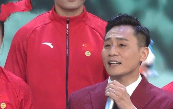 杨幂李沁金晨春晚同台演唱，对比现场图与精修图，颜值飙升