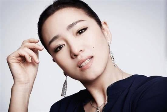 娱乐圈“大脚”美女明星，巩俐第八，秦岚第二，她穿40码以上的鞋