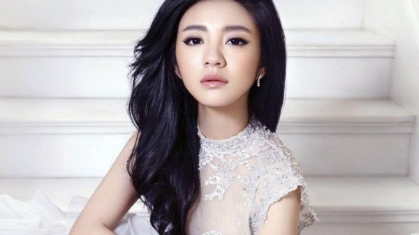 娱乐圈“大脚”美女明星，巩俐第八，秦岚第二，她穿40码以上的鞋