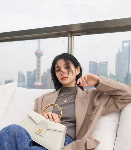 初秋新款包包分享，女明星教科书式穿搭，闭眼照着搭准没错
