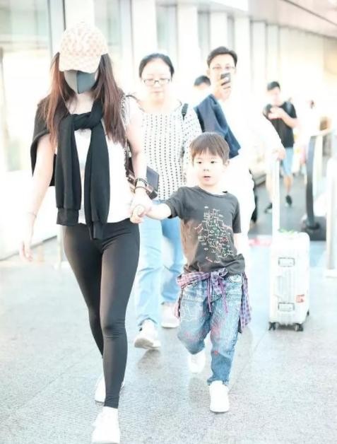 穿衣搭配排名：第三名张艺兴，宋祖儿第四名，第一名真的好漂亮