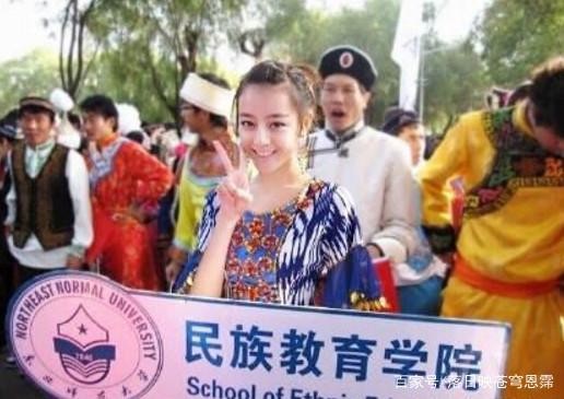 娱乐圈女明星街拍照：图1好可爱，图3好时髦，最后一张好文艺