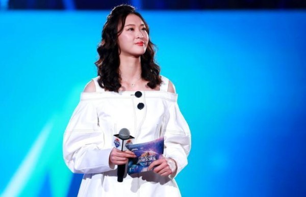 人气不减！惠若琪客串主持人优雅大气，网友：永远的排球女神