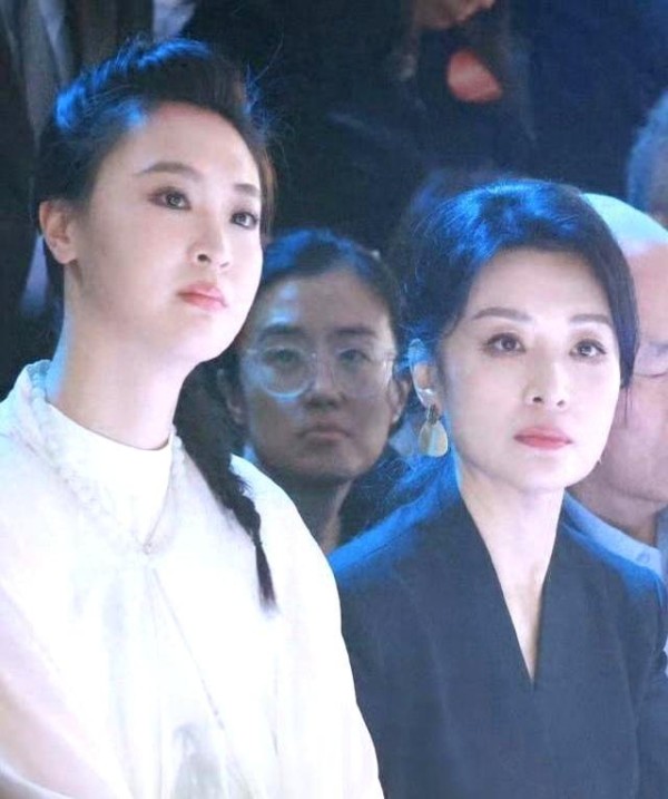 惠若琪穿高跟鞋长裙亮相，优雅漂亮！1米91女排女神还是那么美