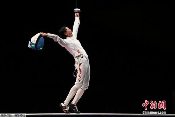 7月24日晚，东京奥运会女子重剑个人赛中，中国选手孙一文以11：10战胜罗马尼亚选手波佩斯库，夺得冠军。图为孙一文庆祝夺金。<a target='_blank' href='http://www.chinanews.com/'>中新社</a>记者 富田 摄 
