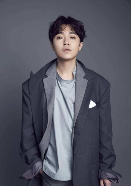 这个歌手露出真面目了，是深藏不露的单口相声演员。