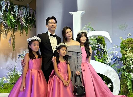 贾静雯一家五口参加萧敬腾婚宴！修杰楷低头和咘咘耳语，满满父爱