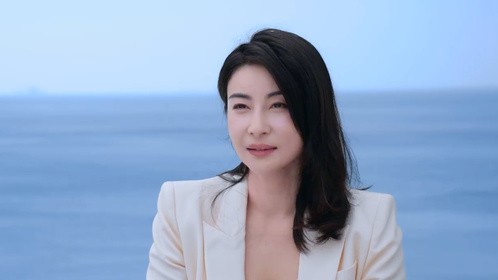 郭晶晶维多利亚港参加活动，走路气场两米八，路人夸气质太好了