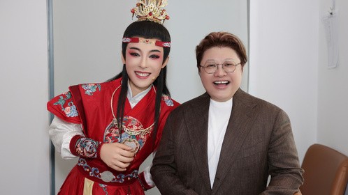 陈丽君演出去了好多明星，韩红戚薇等到场打call，还特意合照留念