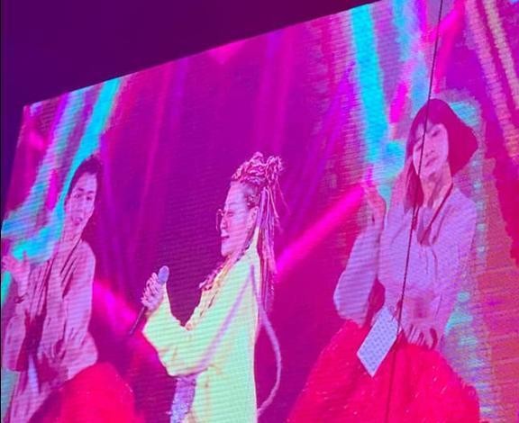 又一明星出舞台事故！51岁女星台上摔倒尾椎着地，坐在地上难起身