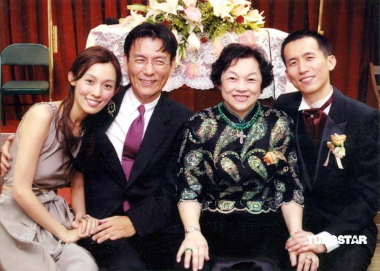 明星与他们的父亲范玮琪嫁人要像老爸(组图)