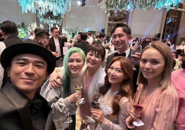 47岁范晓萱现身萧敬腾婚礼，绿发抢镜身材变化大，网友直呼不敢认