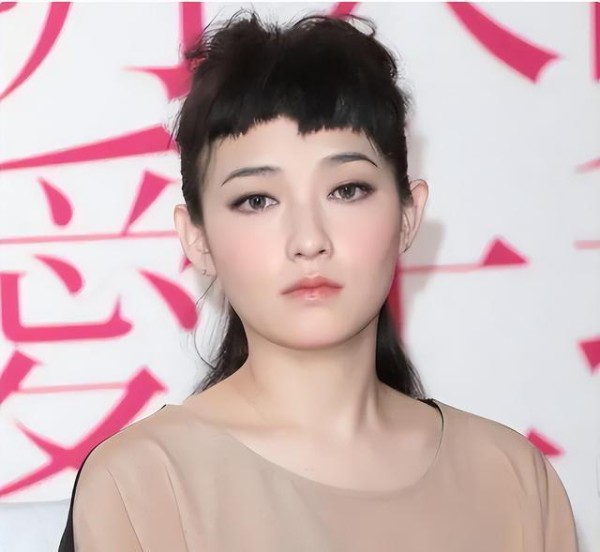 20岁登春晚，21岁自毁前程，47岁不婚不育的她，才是人间清醒