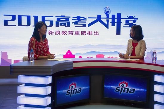 当代知名女作家苏芩（左）