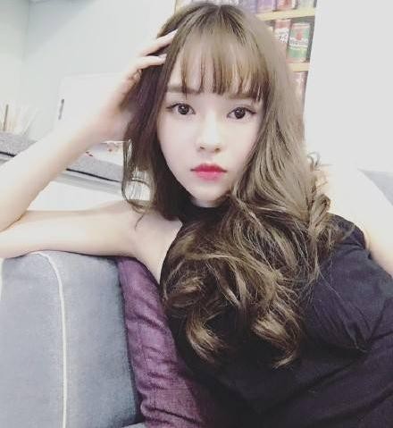 孙协志离婚韩瑜4年，爆暧昧接送小14岁女星