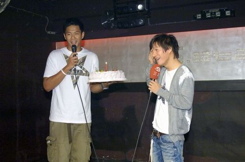 王宏恩gay吧演唱，黑人陈建州献上生日蛋糕