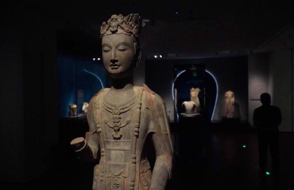 龙兴寺遗址窖藏出土佛教造像。新华社记者 徐速绘 摄