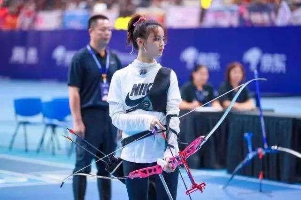 文体两开花哪家强？杨超越闭眼睛射9环成跨界狂人