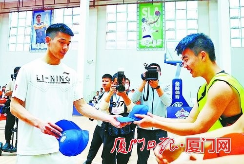 CBA新星林葳回到母校厦门十中 很自豪厦门能举办全明星周末