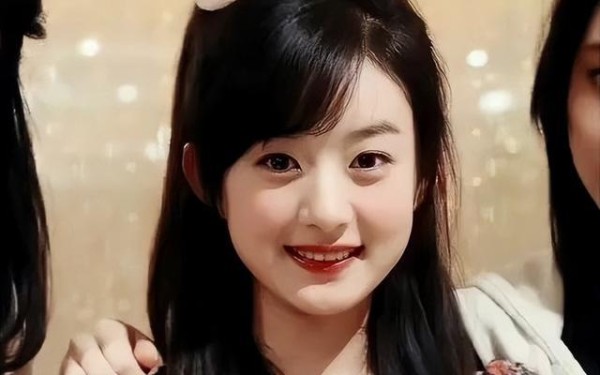 人美心善的明星：赵丽颖牢记一饭之恩善待黑粉，阿姨耐心对待大妈