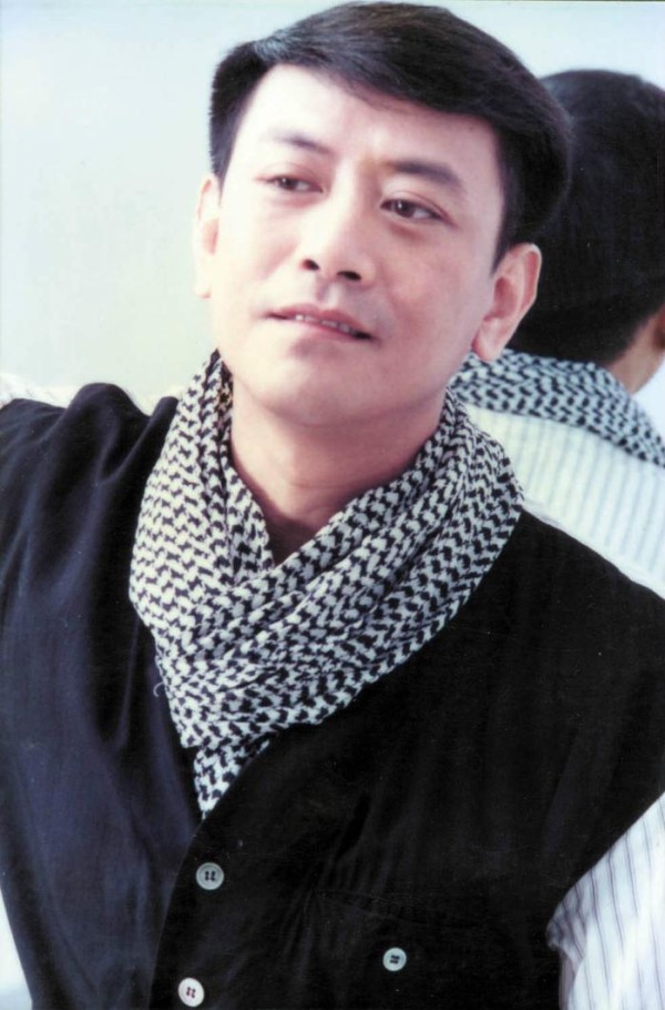他是“乐坛教父”，郑伊健容祖儿师傅，香港歌坛一代妖男