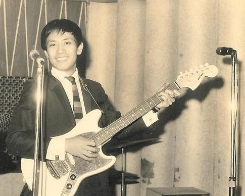 他是“乐坛教父”，郑伊健容祖儿师傅，香港歌坛一代妖男