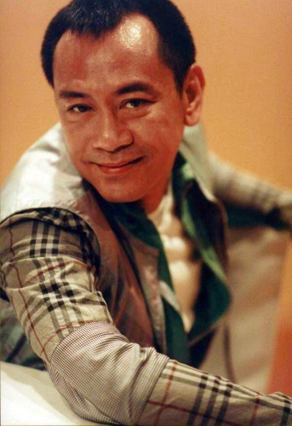他是“乐坛教父”，郑伊健容祖儿师傅，香港歌坛一代妖男