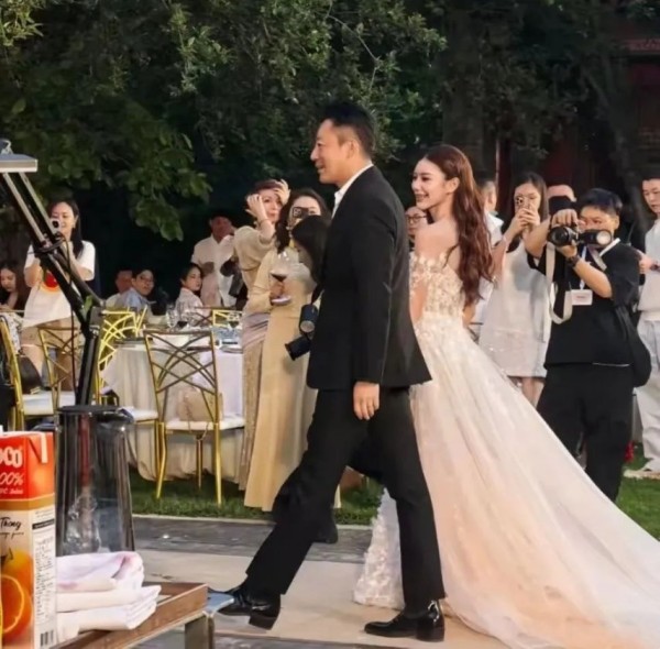 汪小菲二婚婚礼好隆重，女方陪嫁两套海景房一辆车，大S俩孩子没出现引争议