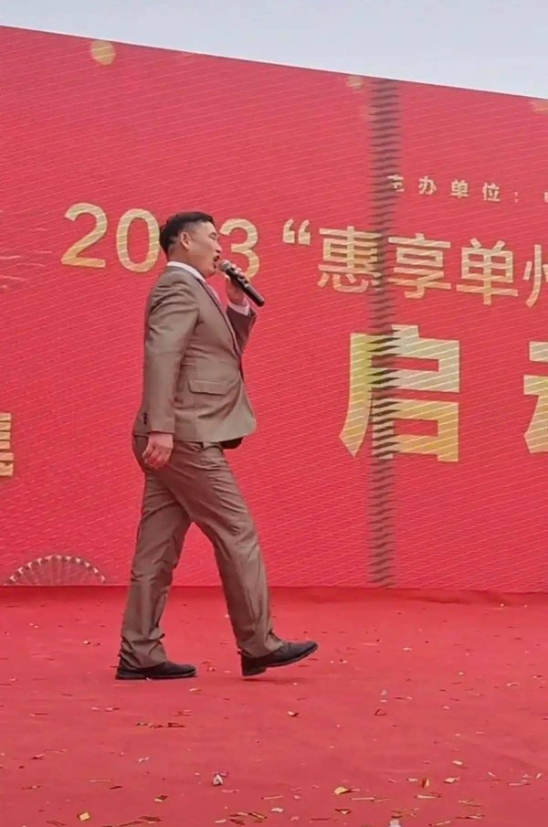 从农民到歌唱家，从文盲到斯文人，从瘦子到胖子，大衣哥变化太大