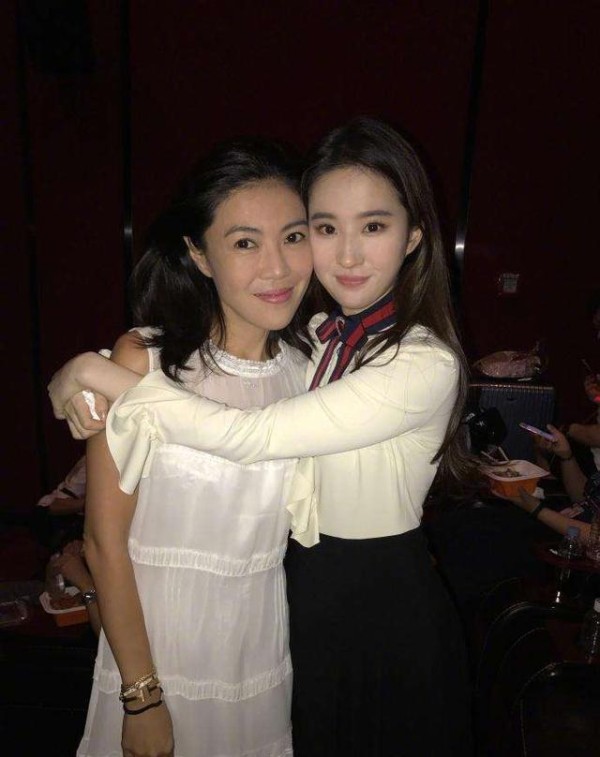 她一夜让娱乐圈捐出1亿, 这个嫁了法国人的女魔头凭啥让明星跟舔