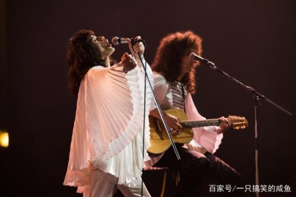 由拉米·马雷克、露西·宝通等人联合主演的音乐传记片