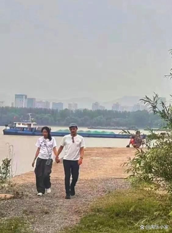 莫文蔚与德国老公江边约会，牵手散步看日落，偶像剧都不敢这么甜