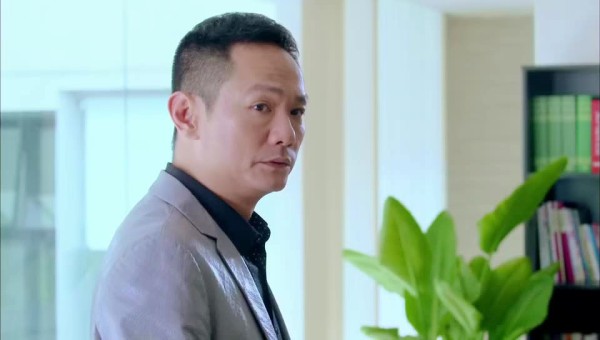 马大哈得知闺蜜怀孕，兴奋告知全员，老板尴尬