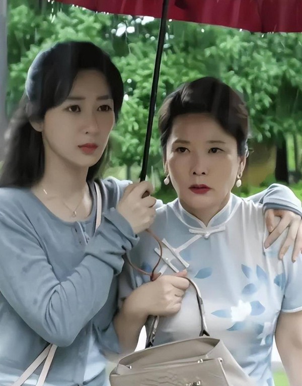 何赛飞：美丽与坚韧并存，还是明星形象的过度包装？