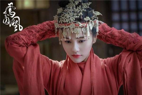 盘点那些由网红锐变的明星：“初恋脸”费启鸣，网红鼻祖却是她？