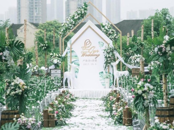 草坪婚礼仪式台花艺布置