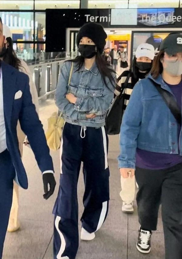 杨幂北京出发伦敦，牛仔裤 校服裤拉满时髦感，不愧天生的大明星