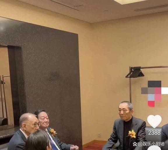 杨澜香港与大佬聚会全程忽略张艺谋不与其握手，疑太熟不需要客套