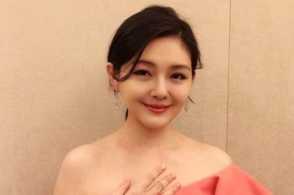 明星参加会议素颜出镜，胡歌变身文艺男，姚明一人承包所有笑点