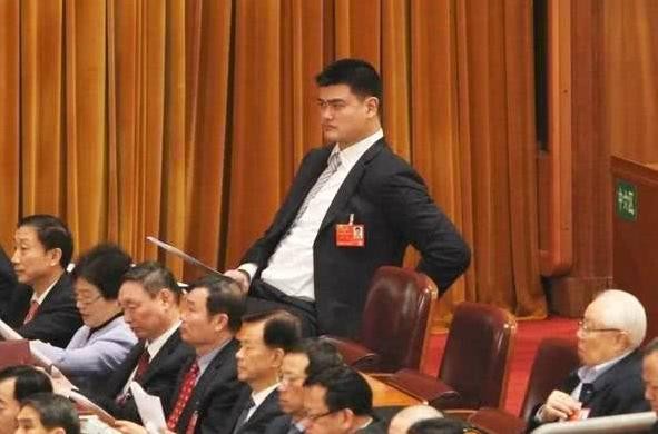 明星参加会议素颜出镜，胡歌变身文艺男，姚明一人承包所有笑点