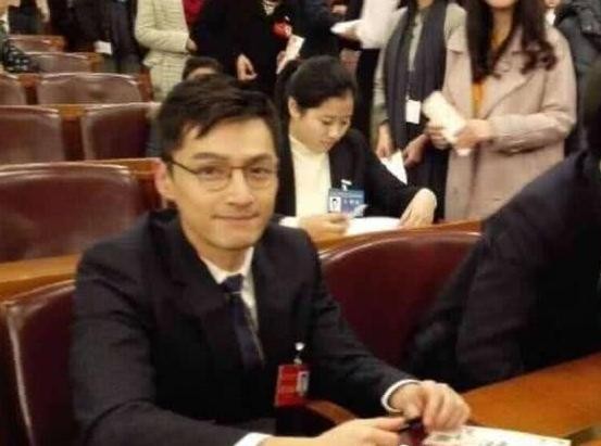明星参加会议素颜出镜，胡歌变身文艺男，姚明一人承包所有笑点