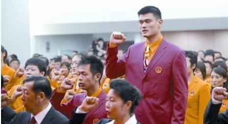 明星参加会议素颜出镜，胡歌变身文艺男，姚明一人承包所有笑点
