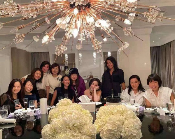 那英杨坤现身私人聚会<strong></p> <p>杨坤</strong>，天后手夹香烟姿势娴熟，杨坤喝到满脸通红