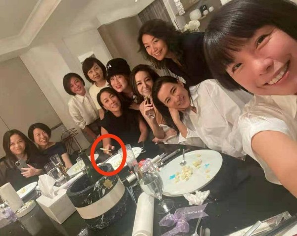 那英杨坤现身私人聚会<strong></p> <p>杨坤</strong>，天后手夹香烟姿势娴熟，杨坤喝到满脸通红