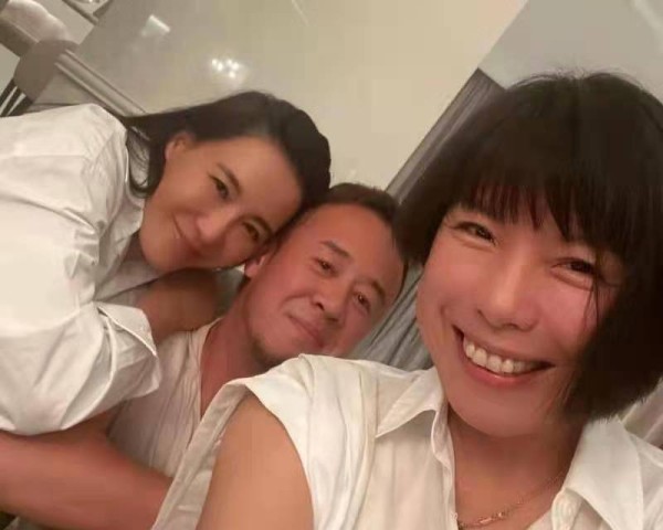 那英杨坤现身私人聚会<strong></p> <p>杨坤</strong>，天后手夹香烟姿势娴熟，杨坤喝到满脸通红