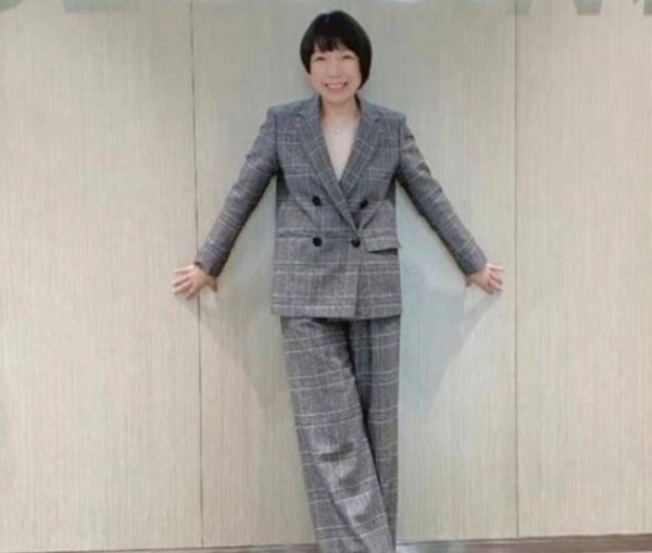 那英杨坤现身私人聚会<strong></p> <p>杨坤</strong>，天后手夹香烟姿势娴熟，杨坤喝到满脸通红