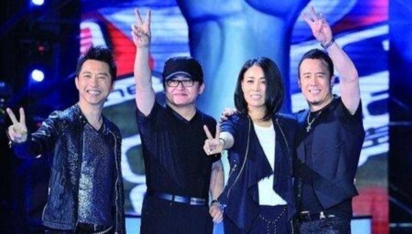 那英杨坤现身私人聚会<strong></p> <p>杨坤</strong>，天后手夹香烟姿势娴熟，杨坤喝到满脸通红