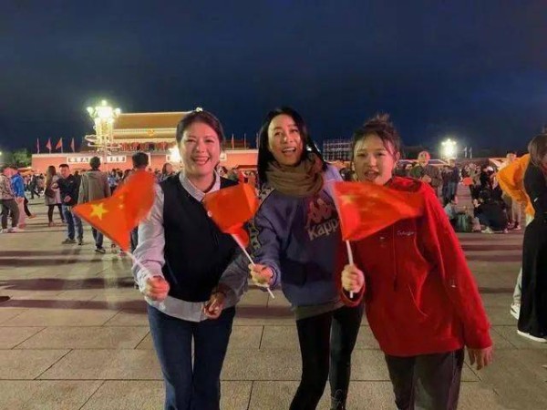 那英杨坤现身私人聚会！那英穿黑T变温柔，杨坤被美女环绕脸通红