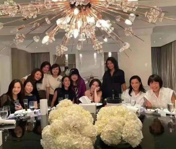 那英杨坤现身私人聚会！那英穿黑T变温柔<strong></p> <p>杨坤</strong>，杨坤被美女环绕脸通红